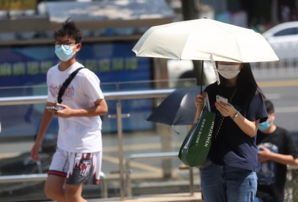 众盈易配 成都一名年仅 33 岁女性，在持续高温下坚持户外晨跑，回家后倒地